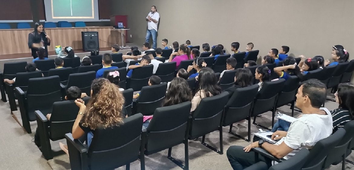 Conhecendo o Legislativo recebe alunos da 4ª série da Escola Municipal ...