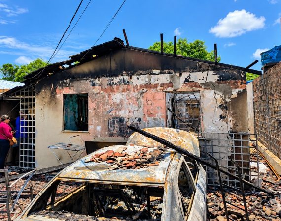Incêndio de grandes proporções atinge residência após discussão de casal na zona Norte de Manaus