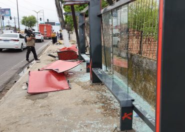 Caminhão perde controle e destrói parada de ônibus na zona oeste de Manaus