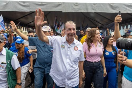 ”A bronca ficou com vocês”: Omar Aziz critica Wilson Lima durante comício