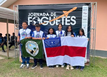 Alunos de escola ribeirinha de Manaus participam de competição nacional de foguetes