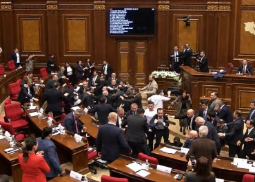 Sessão parlamentar termina em pancadaria, com cadeiras voando e deputados feridos