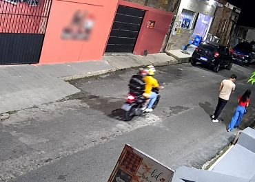 Criminosos em motocicleta abordam jovens e roubam celulares em Manaus
