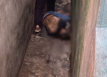 Homem é encontrado morto em escadaria do Beco Monte Alegre, na Compensa