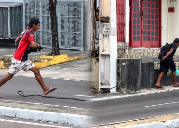 Dupla é filmada arrastando grande quantidade de fios pela Avenida Maceió, em Manaus