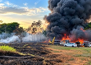 Fogo se espalha por área de vegetação, atinge nove veículos e ameaça residências em Iranduba