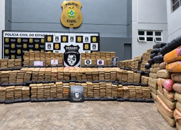 Carga milionária de drogas é encontrada em quatro esconderijos na mata em Novo Airão