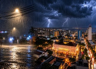 Chuva forte atinge bairros de Manaus e ameniza calor após dias de fumaça