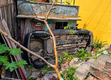 Suspeito de dirigir embriagado, motorista capota carro e atinge imóvel em Manaus