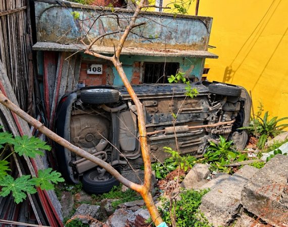 Suspeito de dirigir embriagado, motorista capota carro e atinge imóvel em Manaus