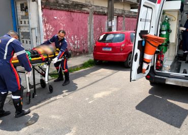 Homem ensanguentado procura ajuda próximo a delegacia após ser atacado com facão