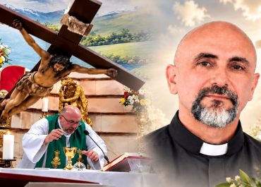 Padre é atingido por cruz durante missa transmitida ao vivo e morre no Equador