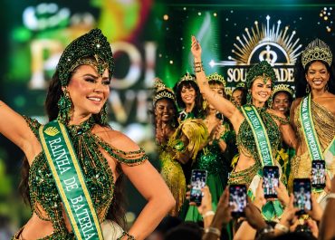 Paolla Oliveira assume posto de rainha de bateria da Imperatriz em festa com IZA