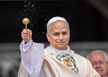 Papa Leão XIV apresenta boa recuperação após cirurgia e volta a caminhar