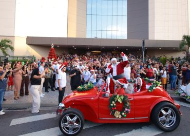 Papais Noéis abrem período natalino em shoppings de Manaus; veja programação
