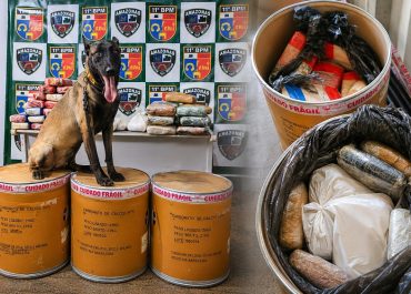 Carga milionária de drogas é encontrada em balsa no Porto do Dodó, em Parintins