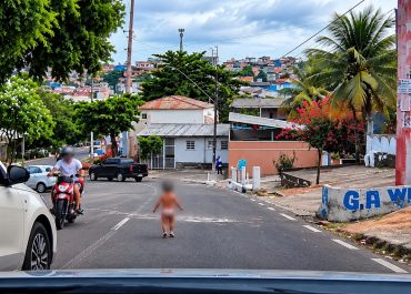 Menino entra sozinho em avenida e quase é atingido por carro em Manaus