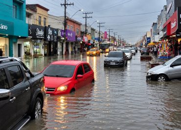 Chuva forte causa transtornos em Manaus e Defesa Civil alerta para risco severo de alagamentos