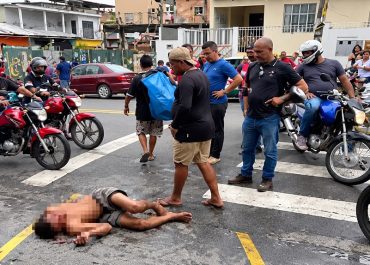 Acusado de roubar lojas, homem é puxado debaixo de carro e agredido na Zona Sul de Manaus