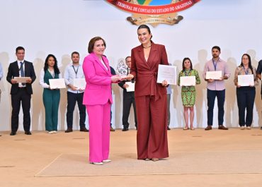 TCE-AM homenageia servidores pelos 76 anos e premia cinco projetos inovadores