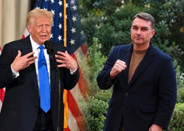 Trump evita apoiar Flávio Bolsonaro após senador se autodeclarar “líder do Brasil”