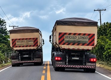 VÍDEO: Carreta ultrapassa caminhão em subida e invade contramão na BR-174