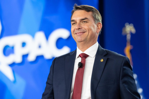 Carta de Flávio Bolsonaro vira alvo de críticas e memes nas redes sociais